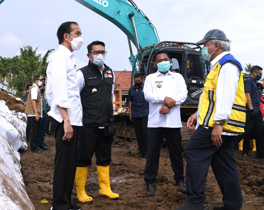 Presiden Joko Widodo meninjau langsung tanggul Sungai Citarum yang terletak di Kecamatan Pebayuran, Kabupaten Bekasi, Provinsi Jawa Barat, pada Rabu, 24 Februari 2021. (Foto: Istimewa)