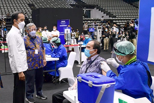 Presiden Joko Widodo (Jokowi) bersama Ketua Dewan Pers, M Nuh meninjau vaksinasi Covid-19 yang diprioritaskan bagi wartawan. (Foto: Setpres)