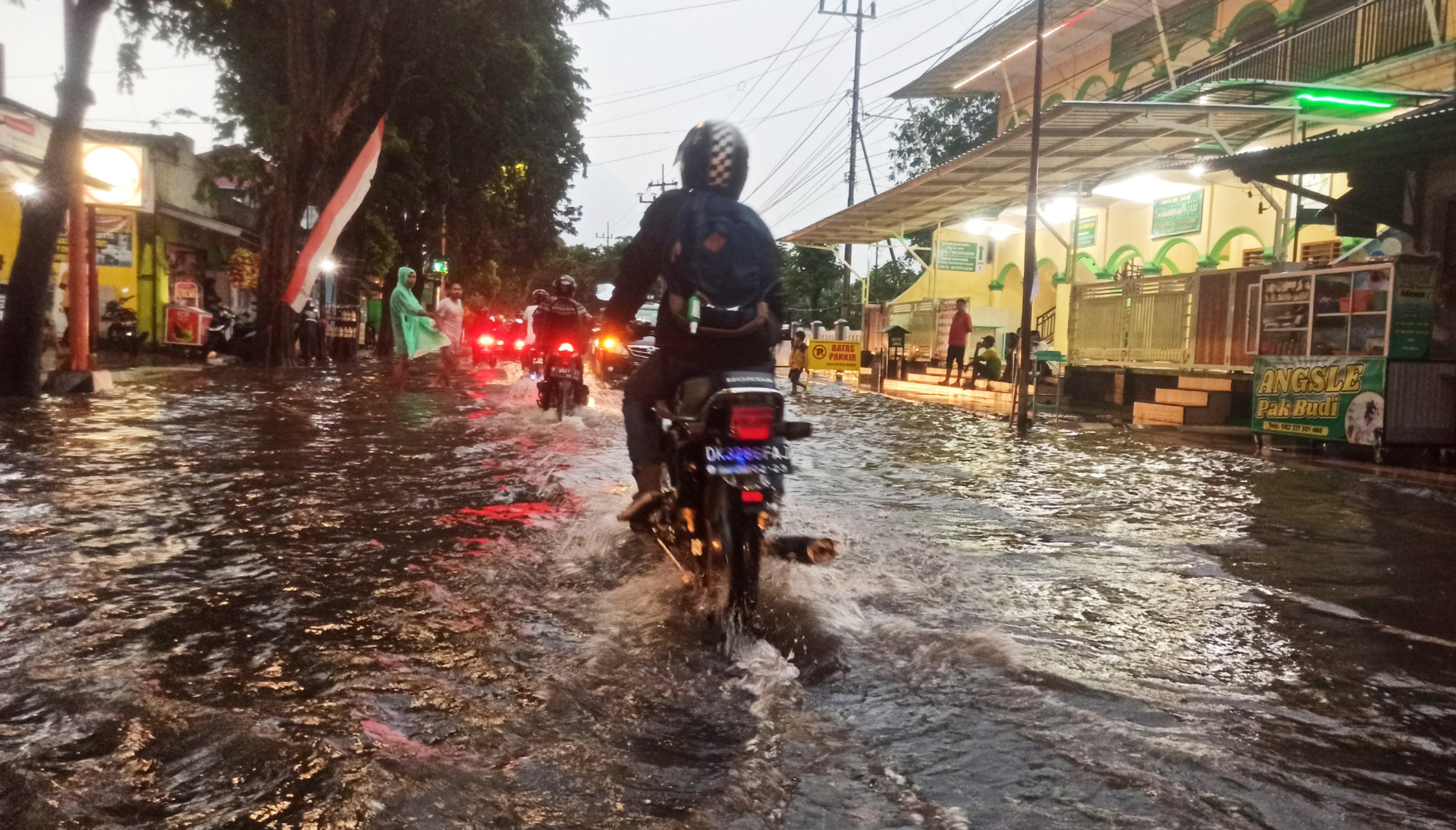 Genangan air yang terjadi akibat hujan deras di salah satu sudut Kota Banyuwangi beberapa waktu lalu. (Foto: Muh Hujaini/Ngopibareng.id)