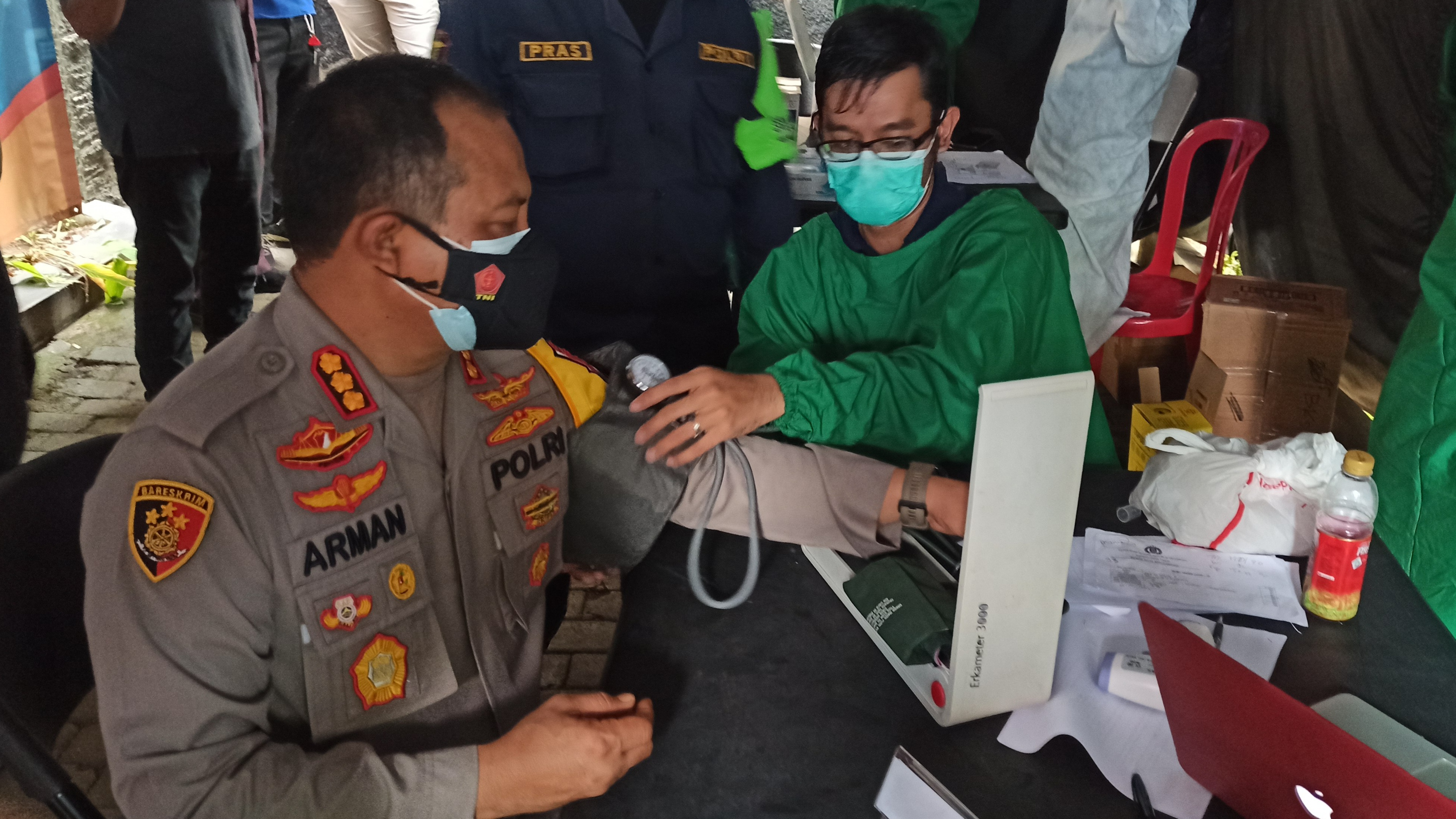 Kapolresta Banyuwangi Kombespol Arman Asmara Syarifuddin menjalani screening sebelum dilakukan vaksinasi, 25 Februari 2021.  (Foto: Muh Hujaini/Ngopibareng.id)