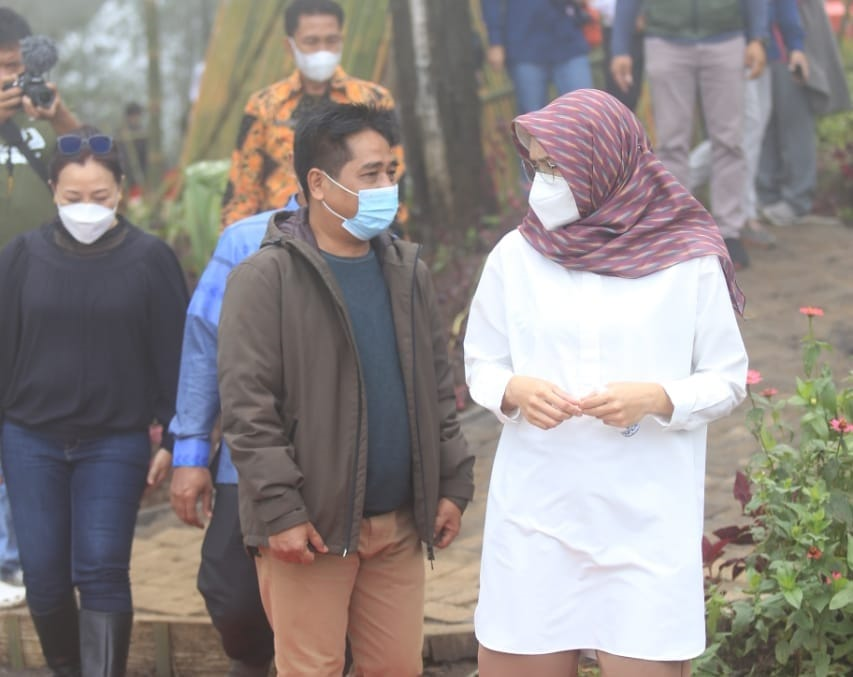 Suko Widodo (kiri) bersama Bupati Probolinggo Puput Tantriana Sari. (Foto: Ikhsan Mahmudi/Ngopibareng.id)