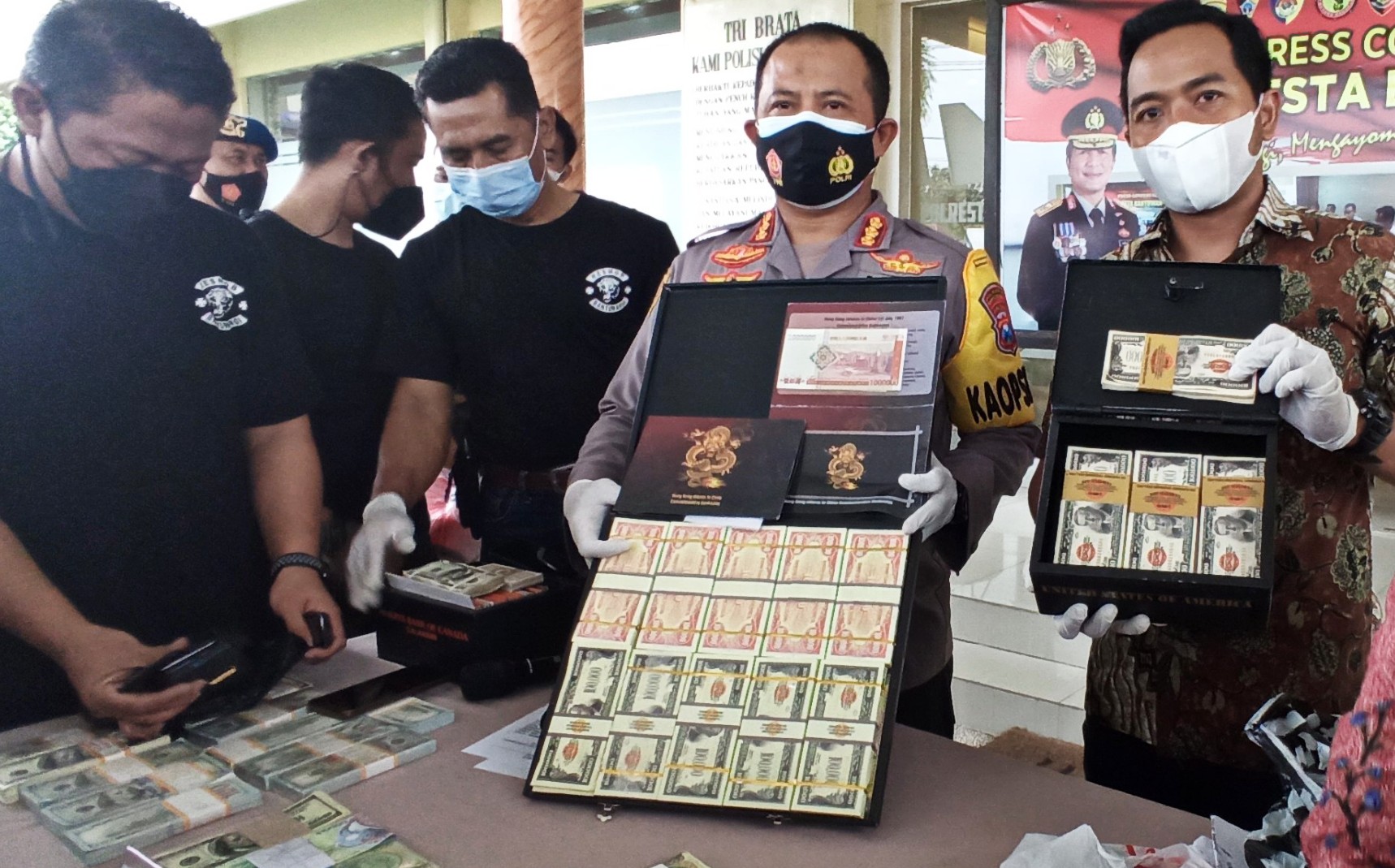 Kapolresta Banyuwangi Kombespol Arman Asmara Syarifuddin menunjukkan uang dolar palsu uang disita (foto:Muh Hujaini/Ngopibareng.id) 