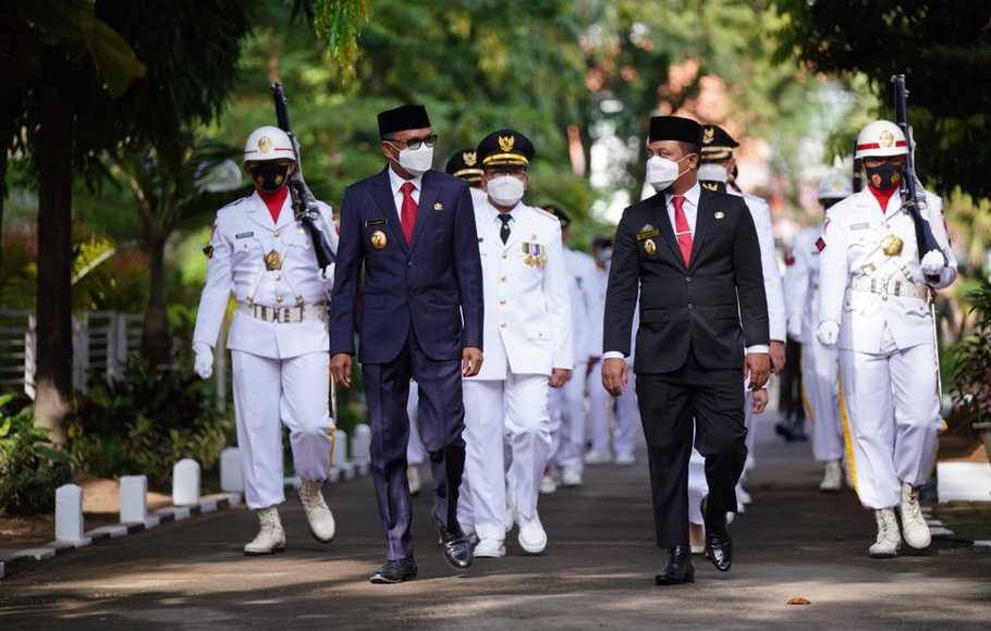 Gubernur Sulawesi Selatan (Sulsel) Nurdin Abdullah (kiri) dan Wakil Gubernur Andi Sudirman Sulaiman dalam kirab pelantikan 11 pasangan calon kepala daerah dan wakil kepala daerah hasil Pilkada Serentak 2020 di Sulsel. (Foto: Humas Pemprov Sulsel)