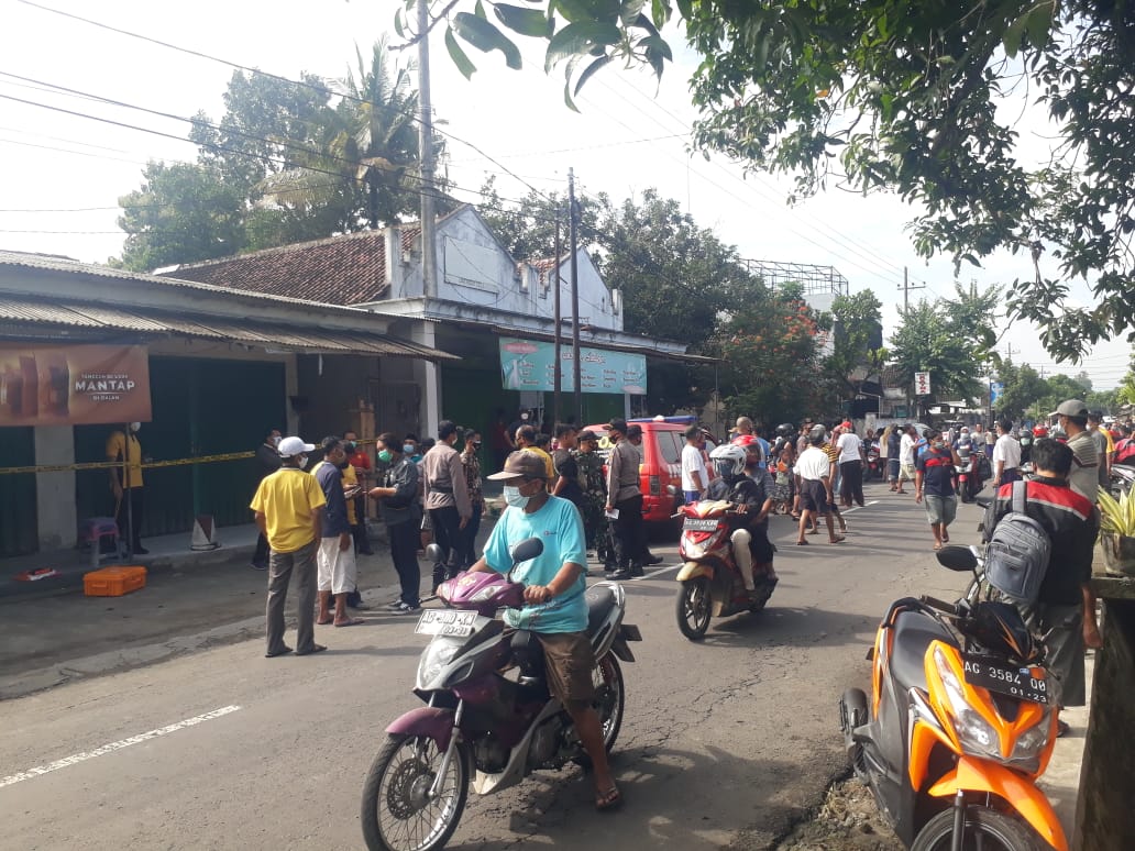 Warga ramai melihat polisi mengamankan lokasi tewasnya pemilik toko, Bisri Effendi. (Foto: Choirul Anam/Ngopibareng.id)