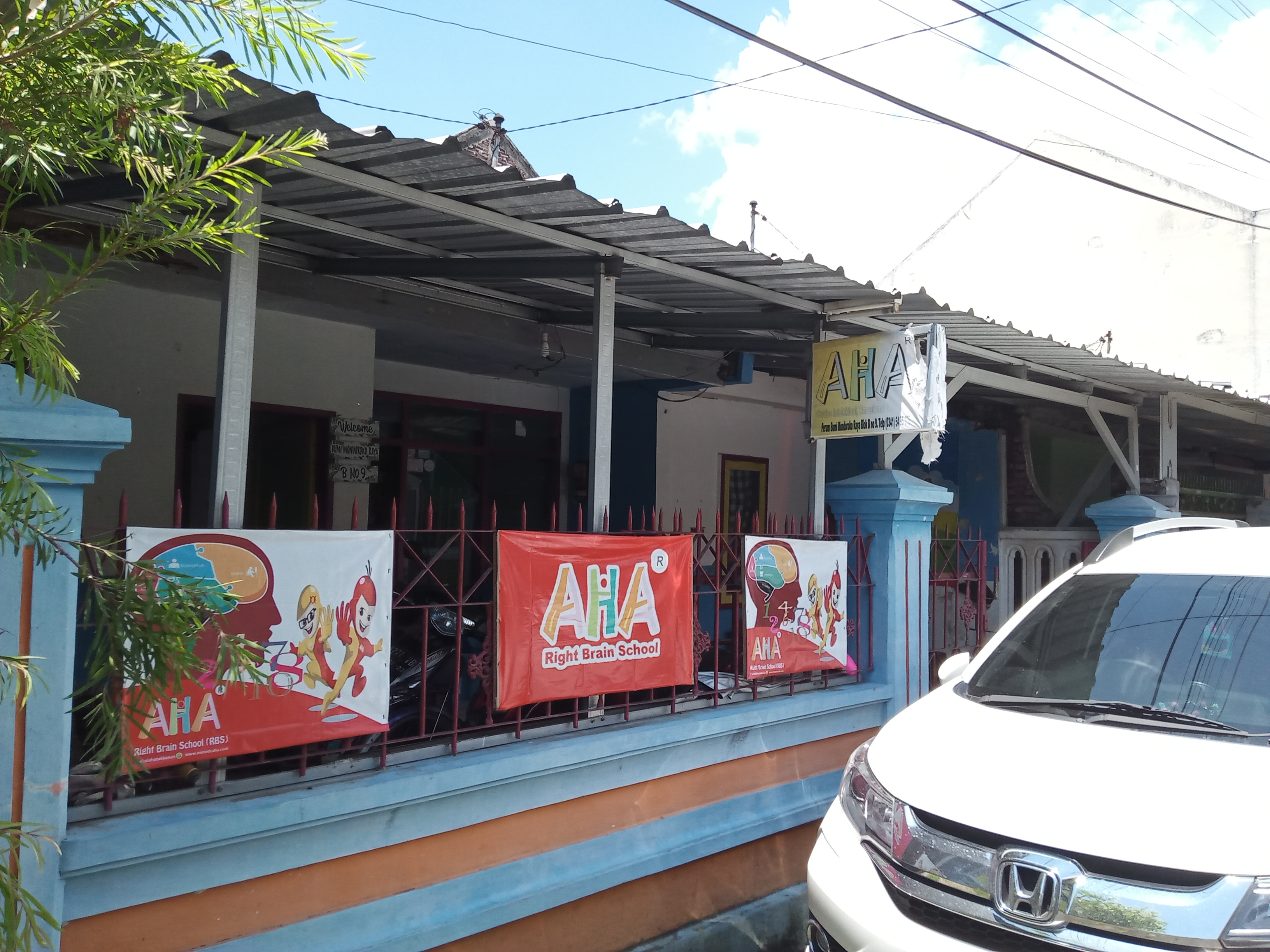 Rumah terduga teroris inisial AYR di Perum Bumi Mondoroko Raya, Desa Banjararum, Singosari, Kabupaten Malang, Jawa Timur. (Foto: Lalu Theo/Ngopibareng.id) 