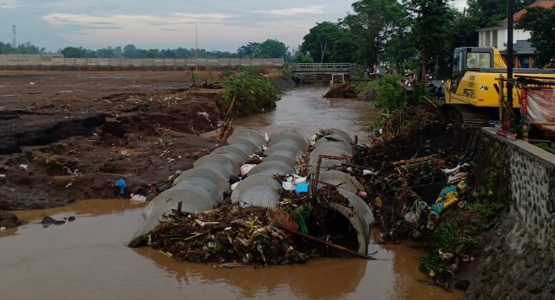 Jembatan darurat di depan rumah sakit baru di Jalan Prof. HAMKA ambrol diterjang banjir. (Foto: Ikhsan Mahmudi/Ngopibareng.id)