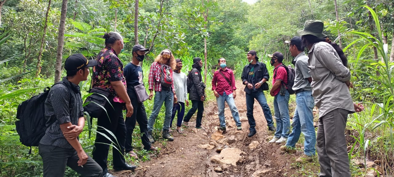 PWI Kediri bersama Perhutani KPH Kediri, Dinas Kehutanan Provinsi Jawa Timur dan sejumlah relawan melakukan pemetaan titik yang akan dilaksanakan reboisasi di Gunung Klotok Kota Kediri. (Foto: Istimewa)saat ngecek salah satu titik lokasi reboisasi di Gunung Klotok.