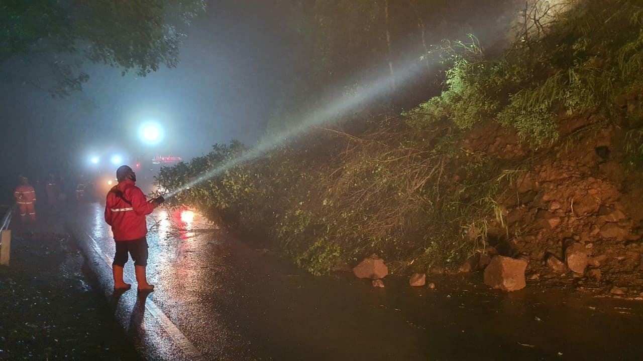 Longsor di Payung, Kota Batu, membuat arus Malang-Kediri ditutup total, Sabtu 27 Februari 2021. (Foto: Istimewa)