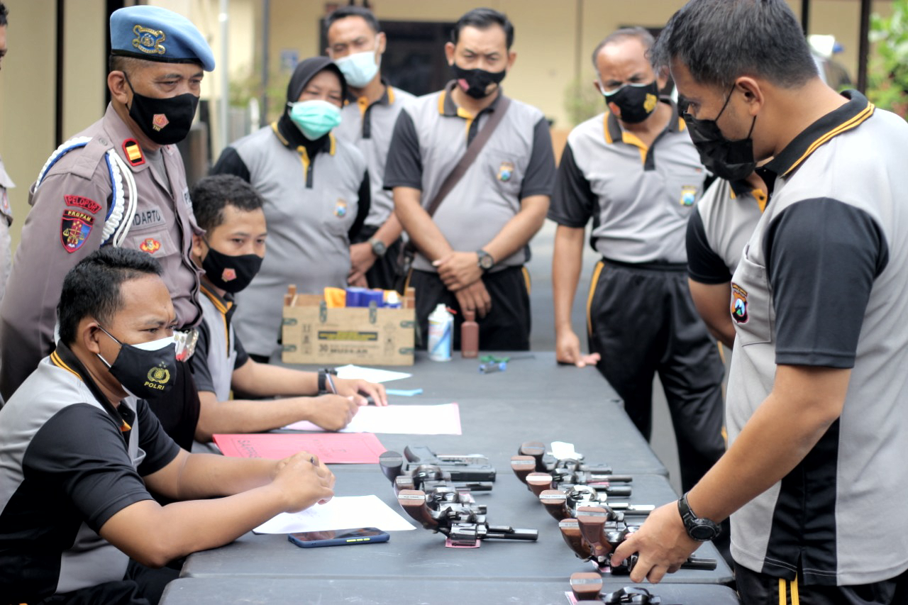 Kapolres Blitar Kota AKBP Yudhi Hery Setiawan inspeksi senpi organik. (Foto: Dok Polresta)