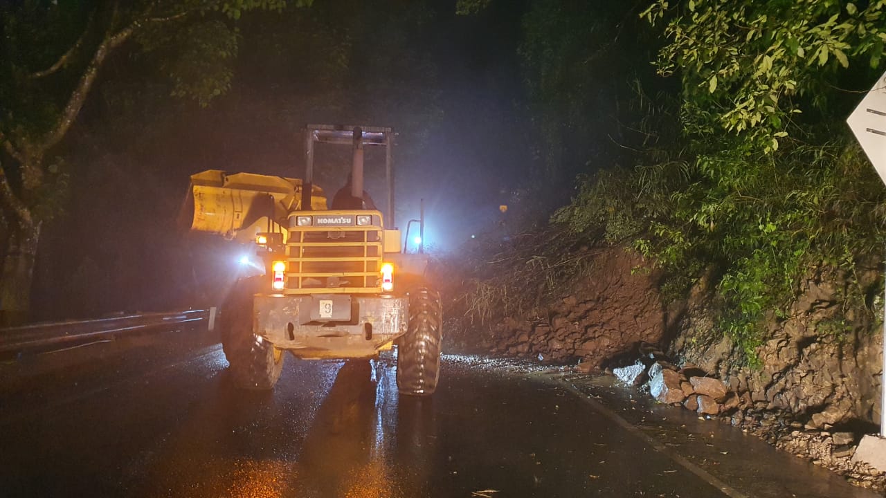 Satu alat berat dikerahkan di sekitar longsor kawasan Payung, Kota Batu (Foto: istimewa)