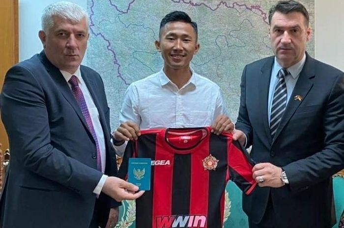 Miftah Anwar Sani mendapatkan paspor dan jersey usai kontraknya gol ke klub Bosnia, FK Sloboda Tuzla. (Foto: Istimewa)