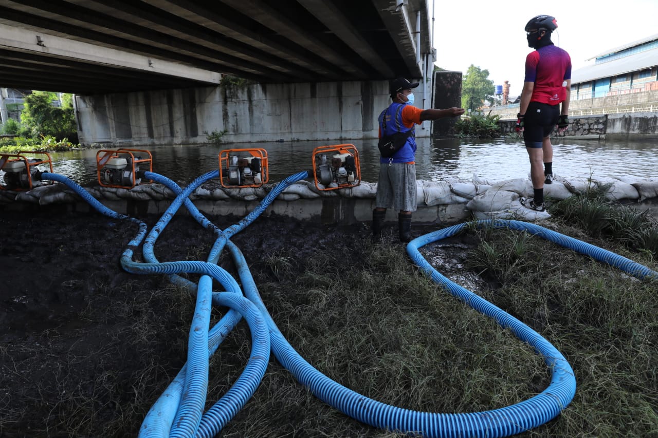 Gubernur Jawa Tengah, Ganjar Pranowo terus memantau penanganan banjir di Kota Semarang, Minggu 28 Februari 2021. (Foto: Dok. Pemprov Jateng)