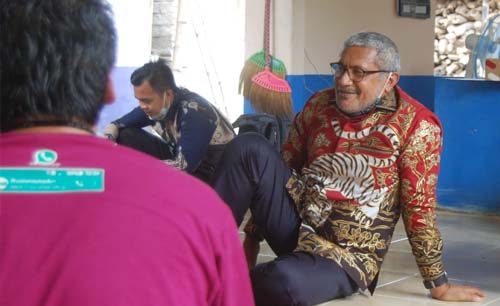 Irjen Pol. Martinus Hukom, Kepala Densus 88 Antiteror Polri (kanan) bersama rombongan duduk lesehan di rumah Ruslan, di Desa Dawung, Kecamatan Ringinrejo, Kabupaten Kediri, Minggu siang. (Foto:Istimewa)