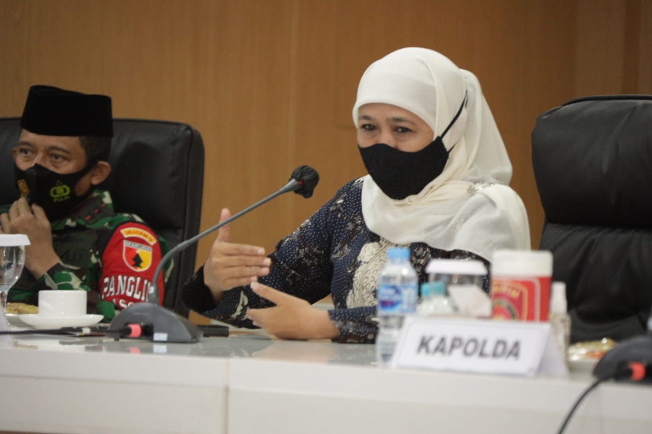 Gubernur Jawa Timur Khofifah Indar Parawansa, saat melakukan konferensi pers. (Foto: Alief Sambogo/Ngopibareng.id)