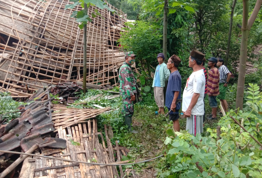 Rumah yang rusak akibat curah hujan yang tinggi di Lumajang. (Foto: Tangkapan layar via Twitter)