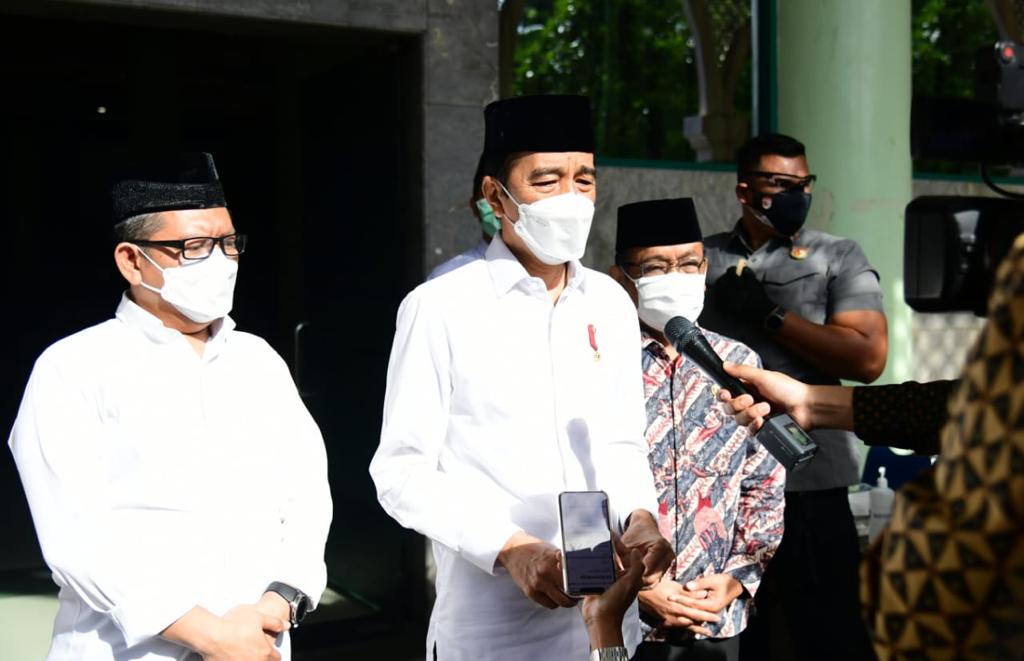 Presiden Jokowi didampingi Mensesneg Pratikno bertaziah ke rumah duka Artidjo Alkostar di Yogyakarta. (Foto: Setpres)