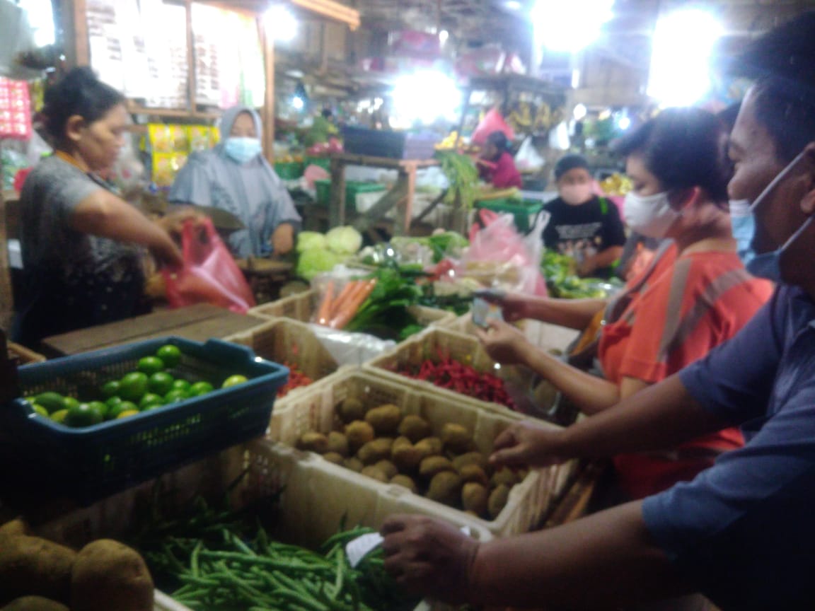 Pedagang sayur di Pasar Sayur Pasar Patra, Jakarta Barat. (Foto: Asmanu Soedarso/Ngopibareng.id) 
