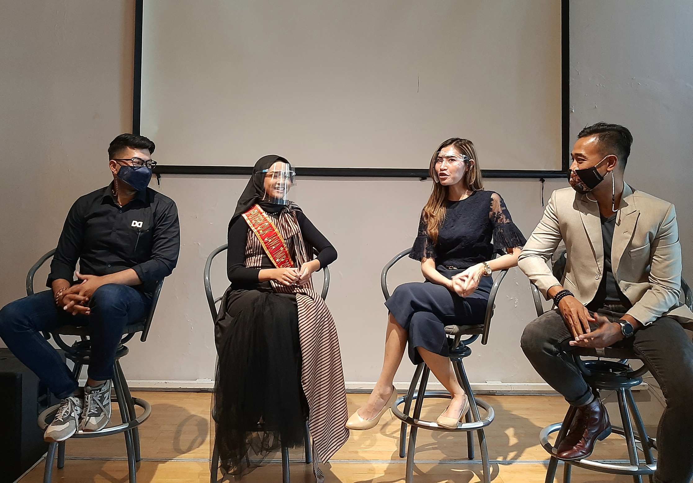 Marsha Niswah Chiara Verin (tengah) bersama Derry Dahlan penyelenggara acara dan regional director Jatim Nunky Jayanti Putri dan Bungsu Arif Santoso. (Foto: Pita Sari/Ngopibareng.id)