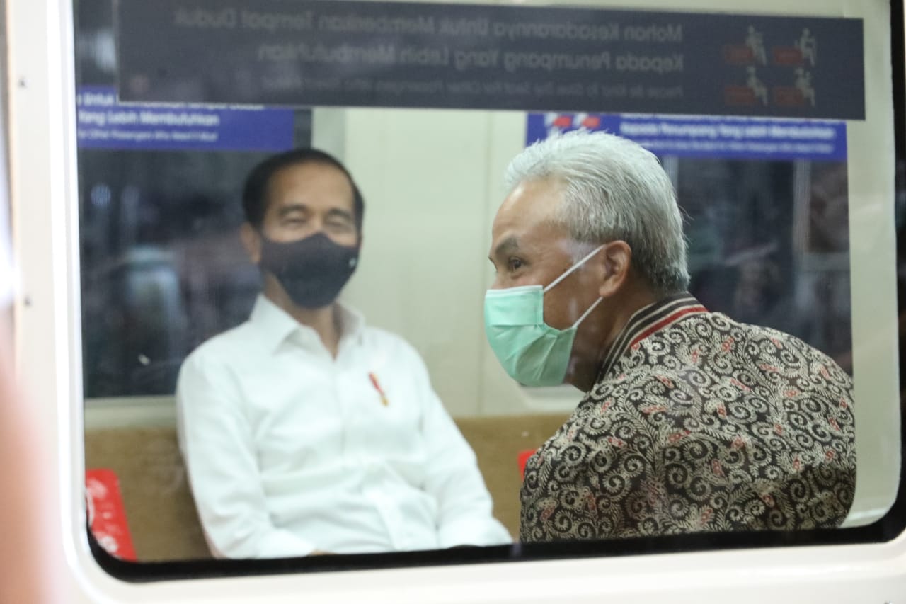 Ganjar Pranowo saat mendampingi Presiden Jokowi jajal KRL Yogyakarta-Solo. (Foto: Dok Prov Jateng)