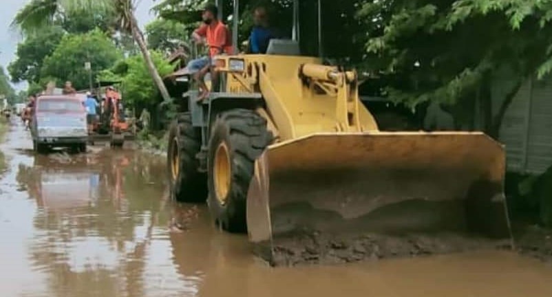 Escavator dikerahkan untuk membersihkan endapan lumpur di dua desa di Kecamatan Dringu, Kabupaten Probolinggo, Jawa Timur. (Foto: Ikhsan Mahmudi/Ngopibareng.id)