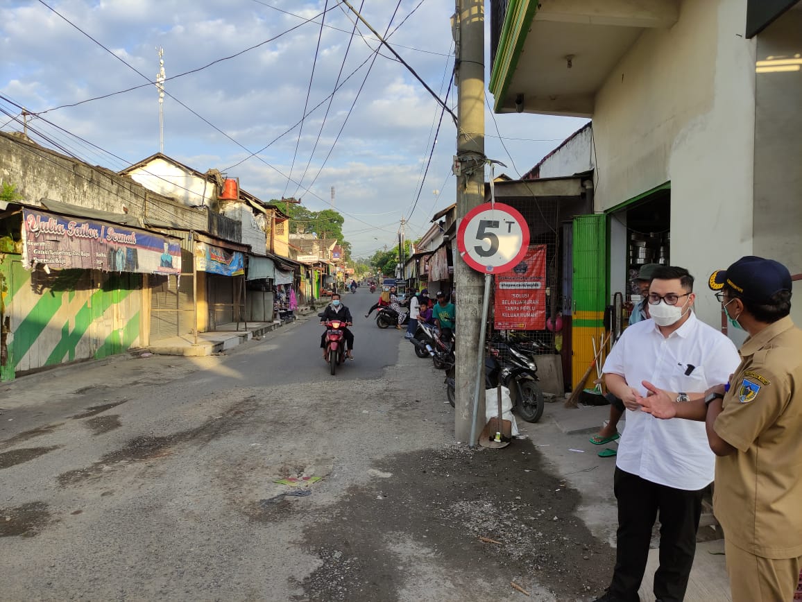 Bupati Kediri Hanindhito Himawan Pramana tinjau jalan rusak. (Foto: Fendhy Plesmana/Ngopibareng.id)ng. Id) 