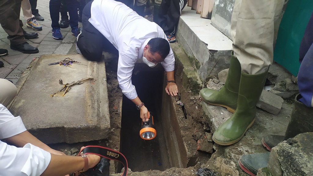 Walikota Eri blusukan cek gorong-gorong dari jongkok sampai ndlosor di kawasan Surabaya Selatan, pada Senin 1 Maret 2021. (Foto: Twitter Humas Kota Surabaya @BanggaSurabaya)