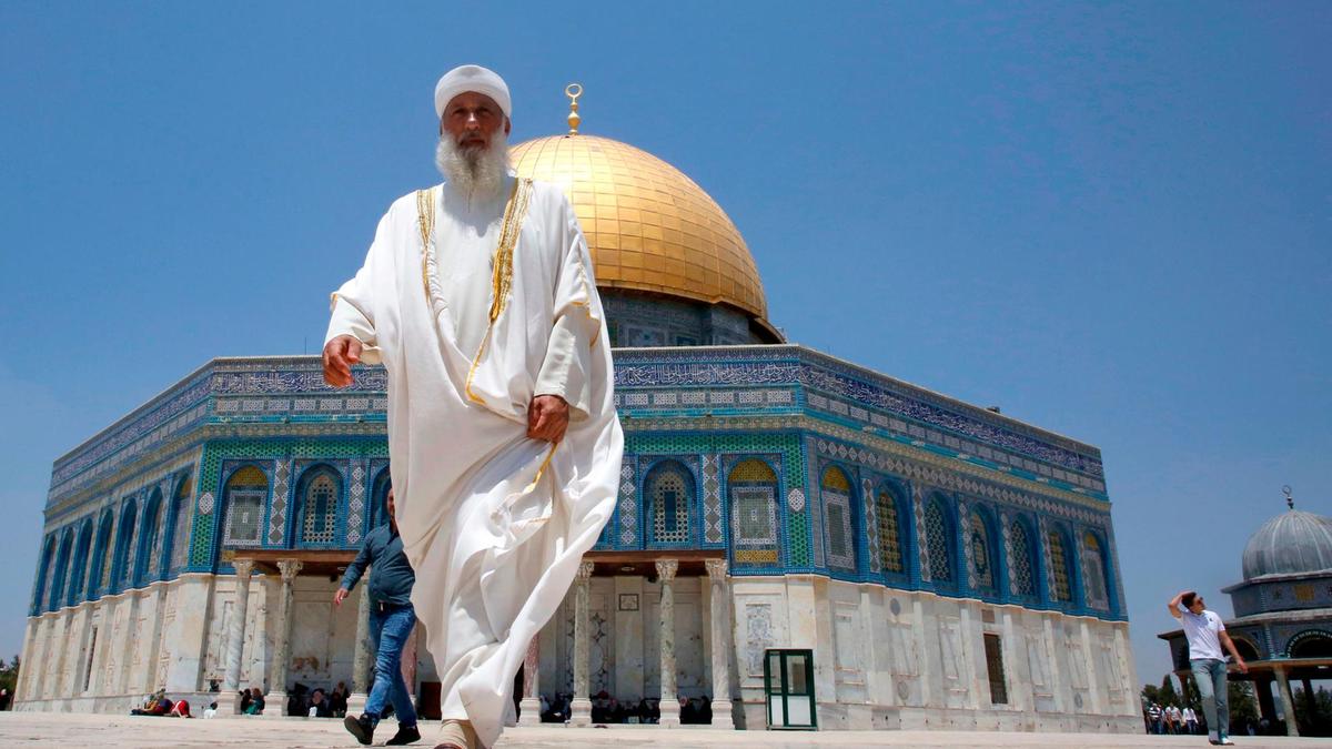 Seorang Muslim keluar dari Masjid Al-Aqsha di Jerusalem, Palestina. (Foto: moslem travellers)