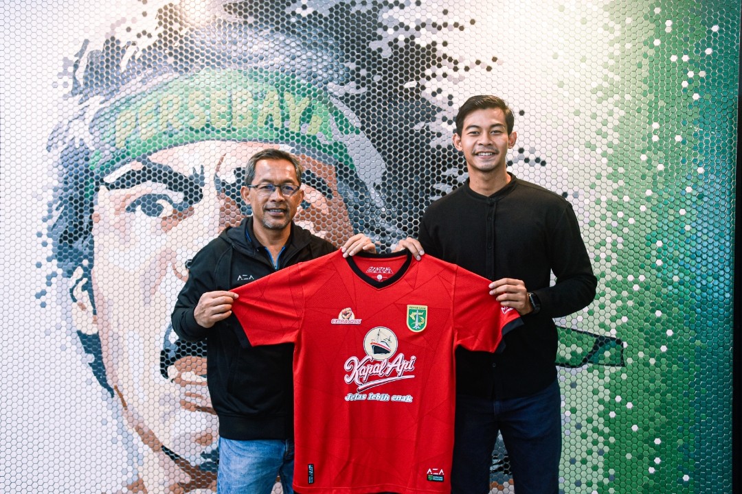 Pelatih Persebaya, Aji Santoso, berfoto bersama dengan kiper barunya Satria Tama di Kantor Persebaya di Sutos, Surabaya. (Foto: Persebaya)