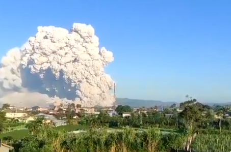 Gunung Sinabung, Sumatera Utara, memuntahkan awan panas. (Foto: Twitter @id_magma)