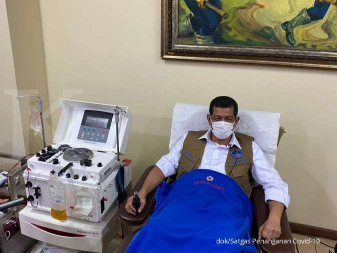 Kepala Badan Penanggulangan Bencana Nasional (BNPB) sekaligus Ketua Satuan Tugas Penanganan Covid-19, Doni Monardo donor darah plasma konvalesen di Markas PMI Jakarta Pusat, Senin 1 Maret 2021. (Foto: Dok. BNPB Indonesia/SatgasCovid-19)