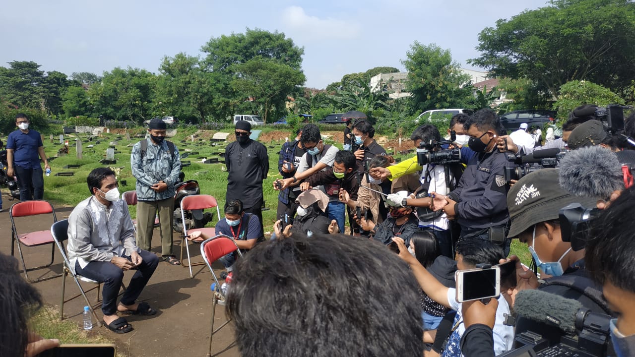 Teddy Syah konferensi pers soal kematian istrinya, Rina Gunawan dengan menjaga jarak dengan wartawan di TPU Tanah Kusir, Rabu 3 Maret 2021. (Foto: Istimewa)