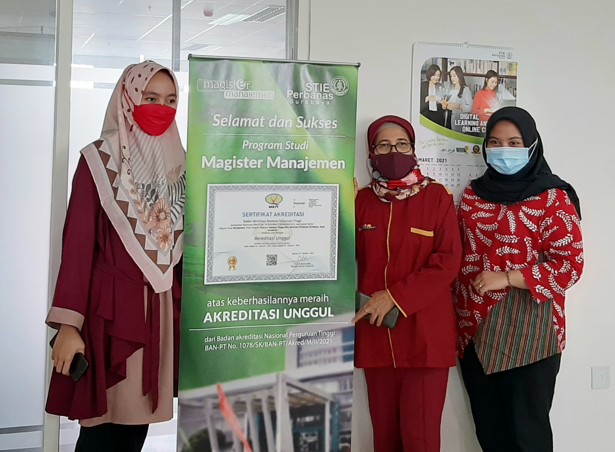 Ketua Prodi Magister Manajemen, Prof. Dr. Tatik Suryani, Psi., M.M bersama timnya. (Foto: Pita Sari/Ngopibareng.id