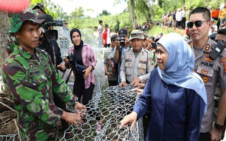 Gubernur Jawa Timur (Jatim), Khofifah Indar Parawansa meninjau penanganan bencana banjir di Jember (Foto: Istimewa)