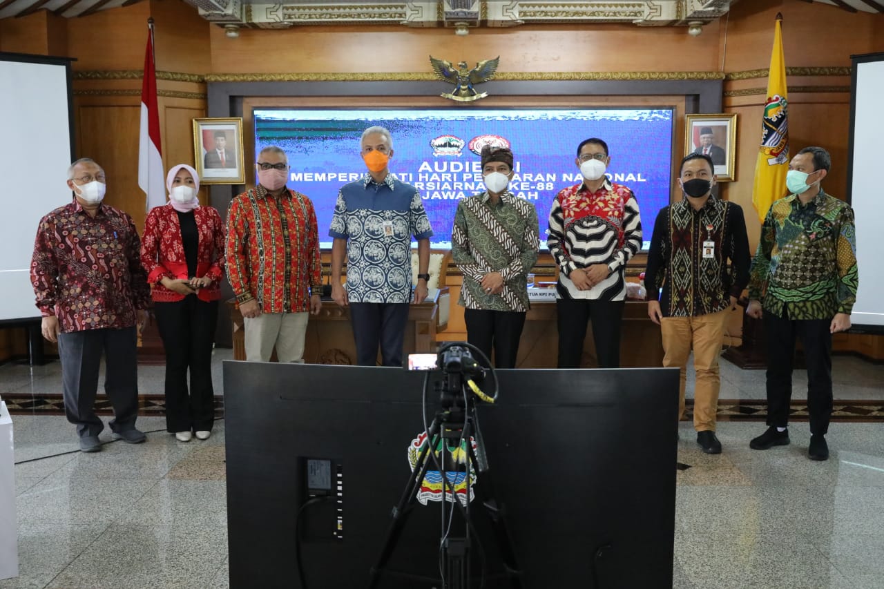 Gubernur Jawa Tengah Ganjar Pranowo menerima Ketua KPI Pusat, Agung Suprio, di ruang rapat lantai 2, Kantor Pemprov Jateng, Rabu 3 Maret 2021. (Foto: Dok. Humas Pemprov Jateng)