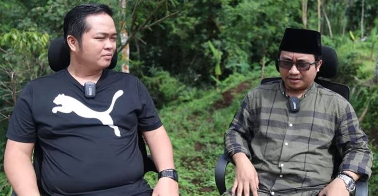 Idris Al-Marbawi atau akrab disapa Gus Idris dari Pondok Pesantren (Ponpes) Thoriqul Jannah Malang, Jawa Timur (kanan). (Foto: Tangkapan layar YouTube)