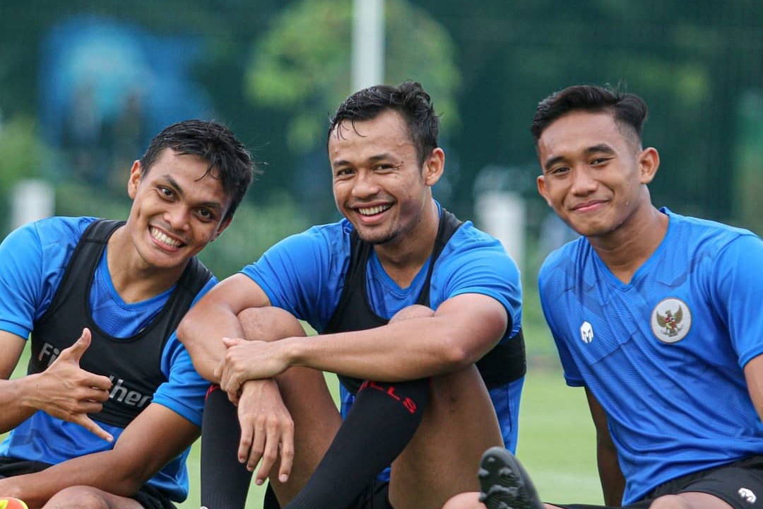 Arif Satria (tengah) resmi tetap berseragam Persebaya. (Foto: Persebaya.id)