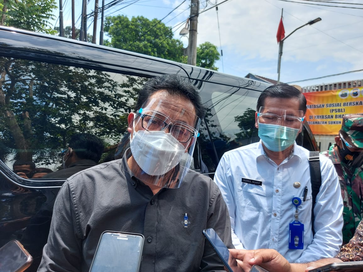 Walikota Malang, Sutiaji saat ditemui di depan Yayasan Bhakti Luhur (Foto: Lalu Theo/ngopibareng.id)