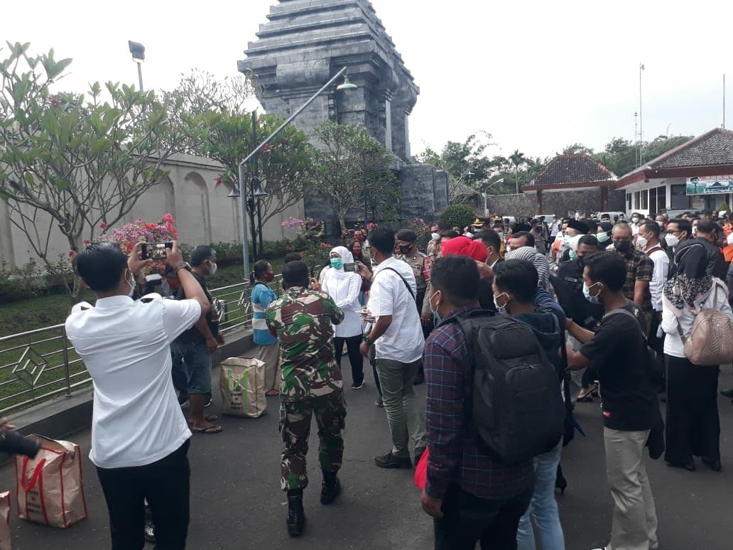 Pemberian bantuan masker kepada penjual bunga dan tukang becak di lingkungan makam Ir Soekarno oleh Gubernur Jawa Timur Khofifah Indar Parawansa. (Foto: Choirul Anam)