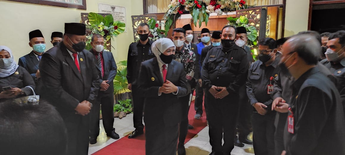 Gubernur Jatim usai rapat paripurna dengan DPRD Kabupaten Kediri dengan agenda serah terima jabatan Bupati Kediri. (Fendhy Plesmana/Ngopibareng.id)