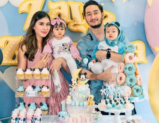 Keluarga Syahnaz Shadiqah dan Ritchie Ismail alias Jeje Govinda bersama anak kembarnya, Zayn Sadavir Ezhilan dan Zunaira Alessia Safaraz. (Foto: Instagram)