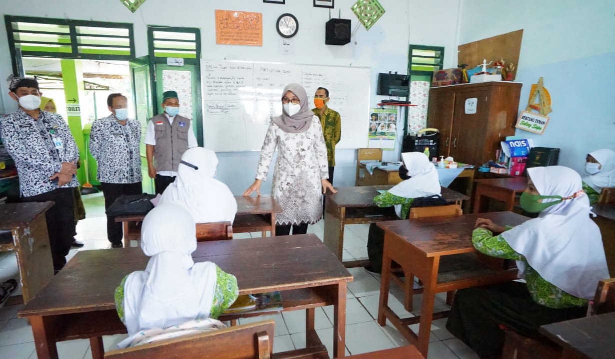 Bupati Banyuwangi Ipuk Fiestiandani Azwar Anas melihat langsung proses pembelajaran tatap muka (PTM). (Foto: Istimewa)