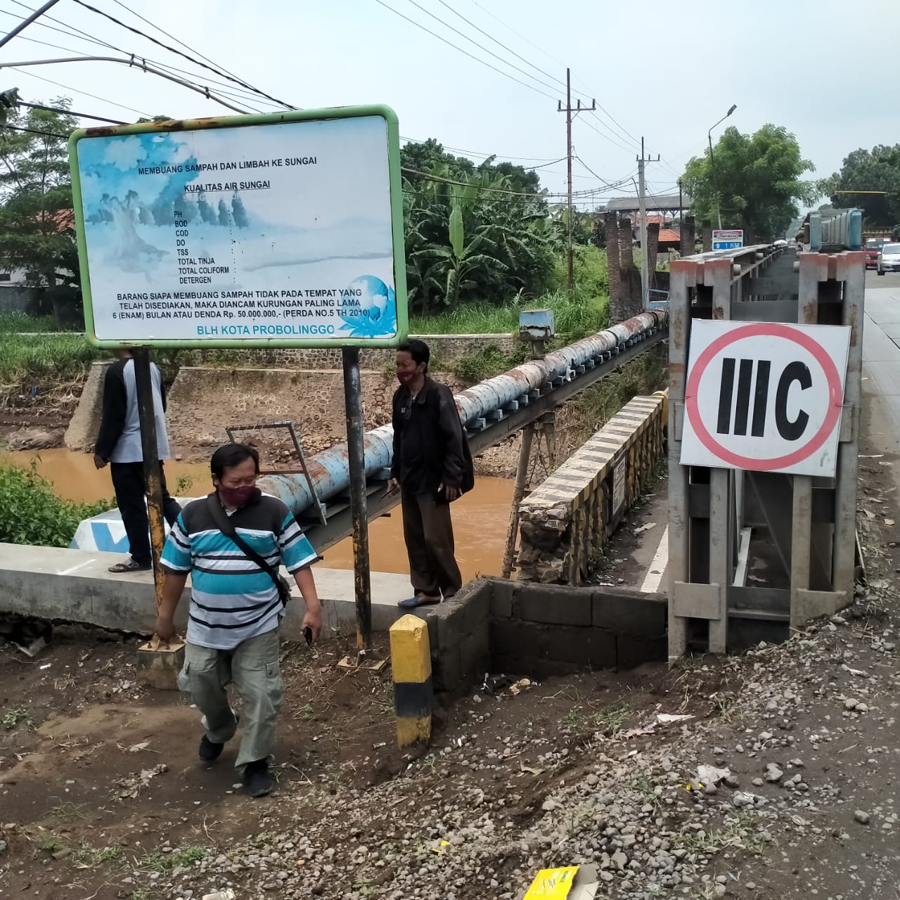 Salah satu pipa milik PDAM di sebelah timur Jembatan Kedungasem, Kota Probolinggo. (Foto: Ikhsan Mahmudi/Ngopibareng.id)