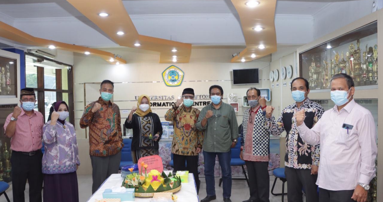 Jajaran Rektorat Unitomo saat mengumumkan kebijakan tersebut. (Foto: Istimewa)