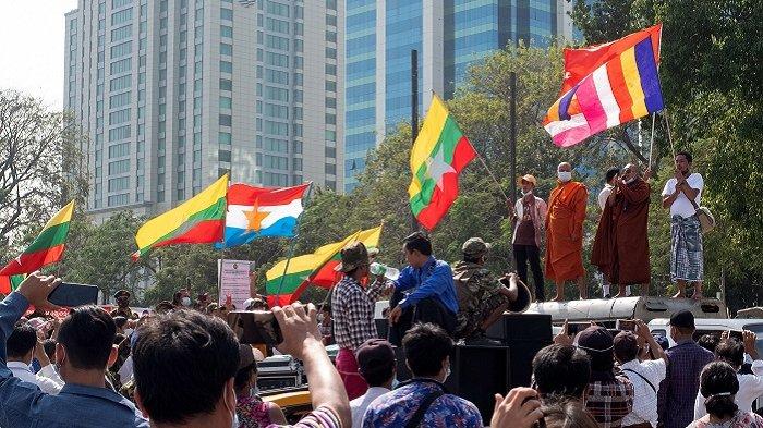 Para pendukung kudeta militer Myanmar pun melakukan aksi. (Foto: afp)