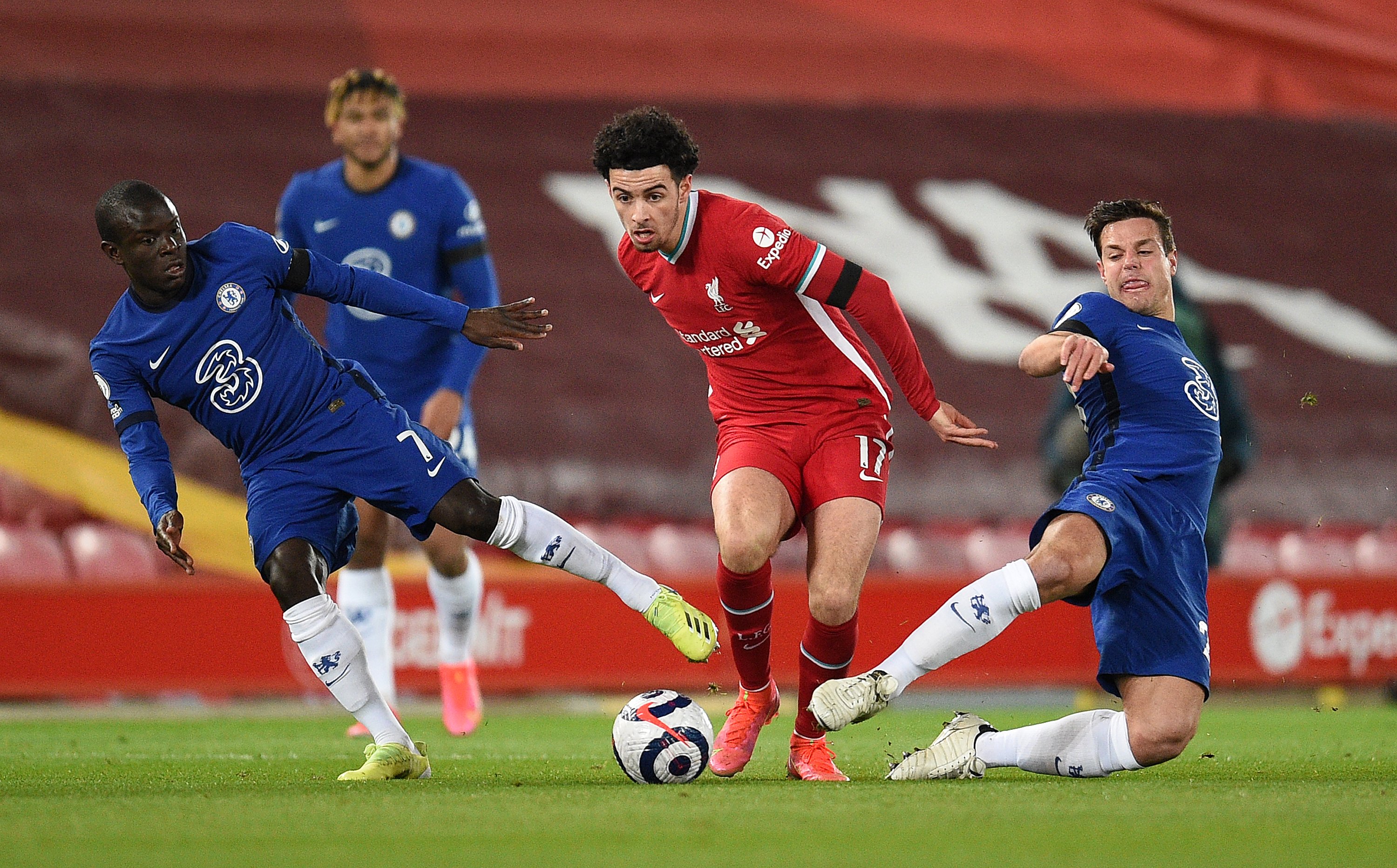 Curtis Jones dihadang sejumlah pemain Chelsea pada laga lanjutan Premier League, Jumat 5 Maret 2021. (Foto: Twitter/@LFC)