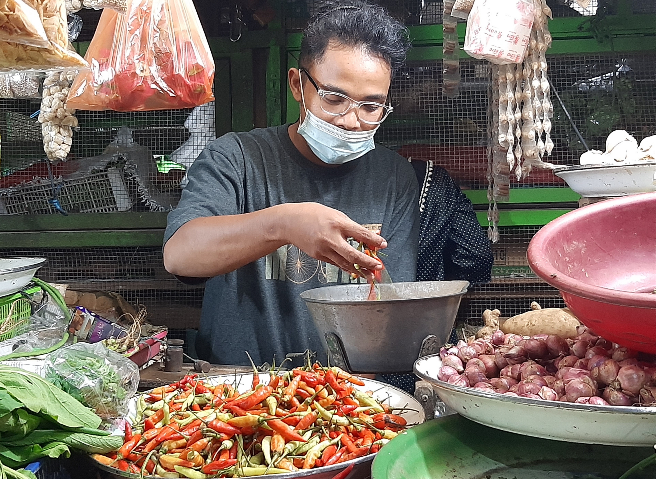 Salah satu pedagang cabai rawit di pasar Genteng Surabaya. (Foto: Pita Sari/Ngopibareng.id)