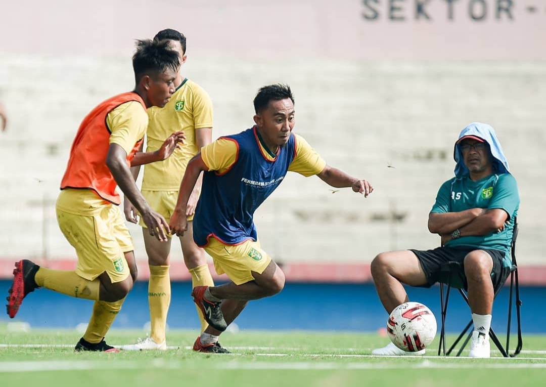 Pelatih Persebaya, Aji Santoso memantau latihan pemain di Stadion Gelora Delta, Sidoarjo, Jumat 5 Maret 2021. (Foto: Persebaya)