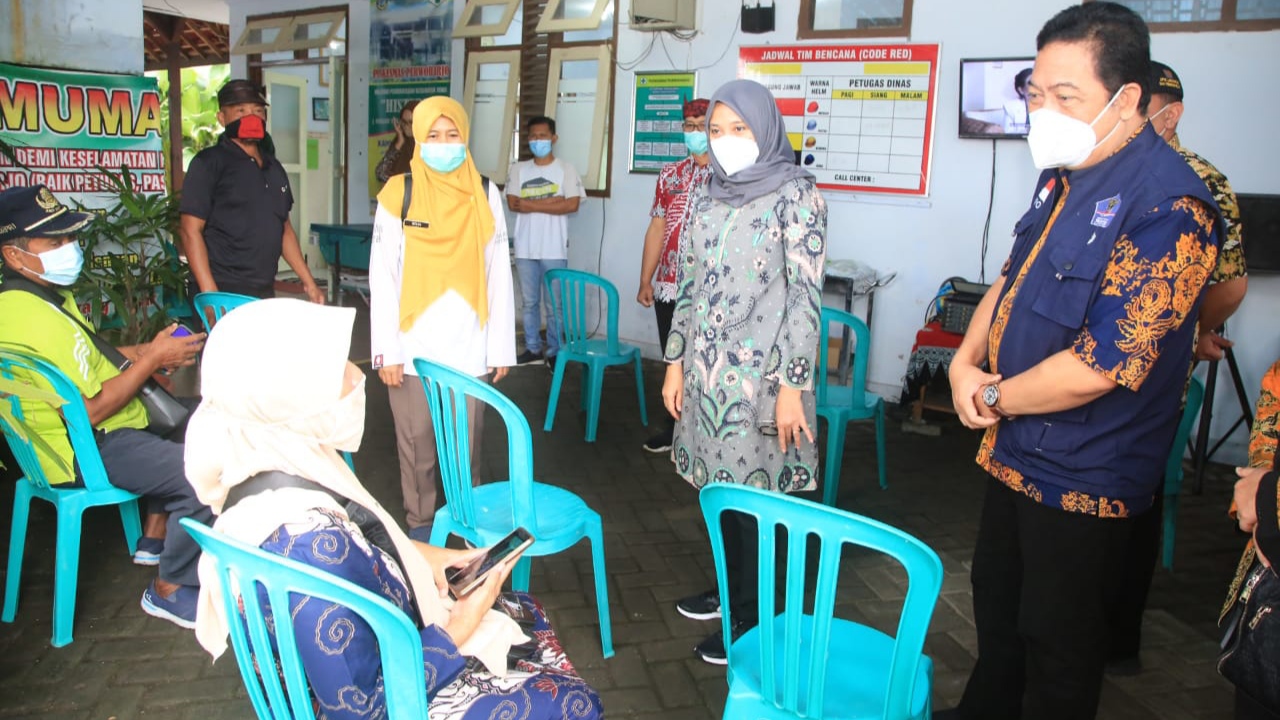 Bupati Banyuwangi Ipuk Fiestiandani Azwar Anas didampingi Kepala Dinas Kesehatan dr. Widji Lestariono melihat proses vaksinasi di kecamatan purwoharjo (Foto: Istimewa)