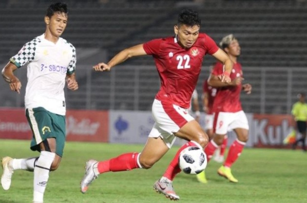 Pemain Timnas U-23, Dendy Sulistyawan melepaskan diri dari penjagaan pemain TIRA Persikabo dalam laga uji coba di Stadion Madya Senayan, Jakarta, Jumat 5 Maret 2021. (Foto: PSSI)