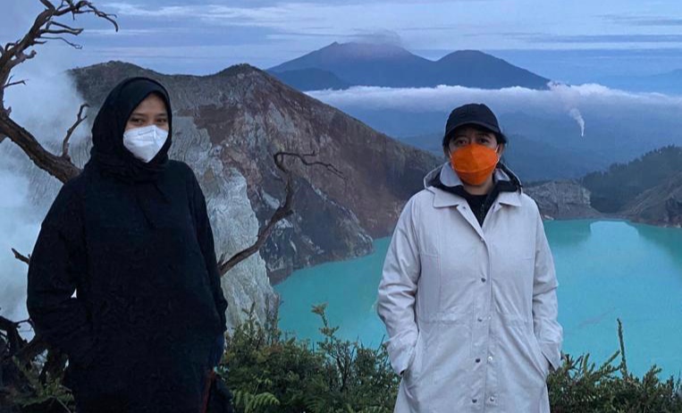 Bupati Banyuwangi Ipuk Fiestiandani Azwar Anas bersama Ketua DPR RI Puan Maharani berpose di puncak Gunung Ijen (foto:istimewa)